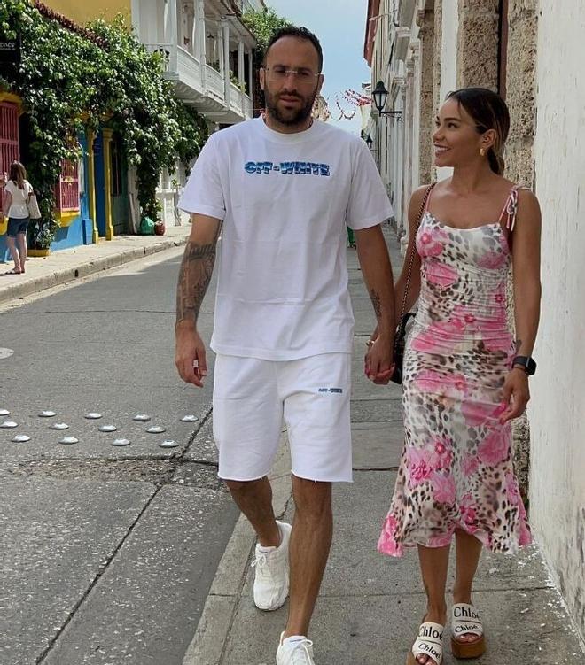 Ospina, en Cartagena (Colombia), junto a su esposa, Jessica Sterling