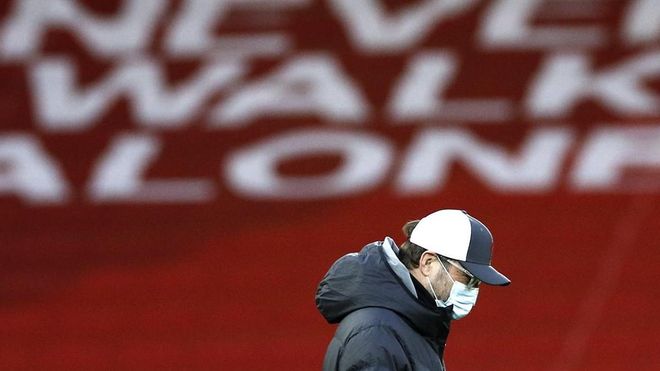 Jürgen Klopp, abatido tras la derrota en el derbi contra el Everton Jürgen Klopp, abatido tras la derrota en el derbi contra el Everton