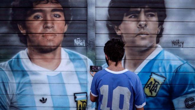Maradona, ídolo en Argentina y Nápoles Maradona, ídolo en Argentina y Nápoles