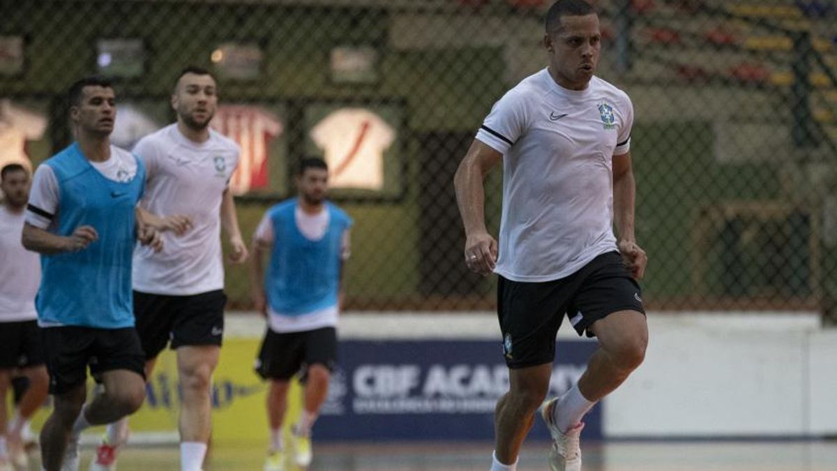 Ferrao, con Marcenio y Matheus al fondo Ferrao, con Marcenio y Matheus al fondo