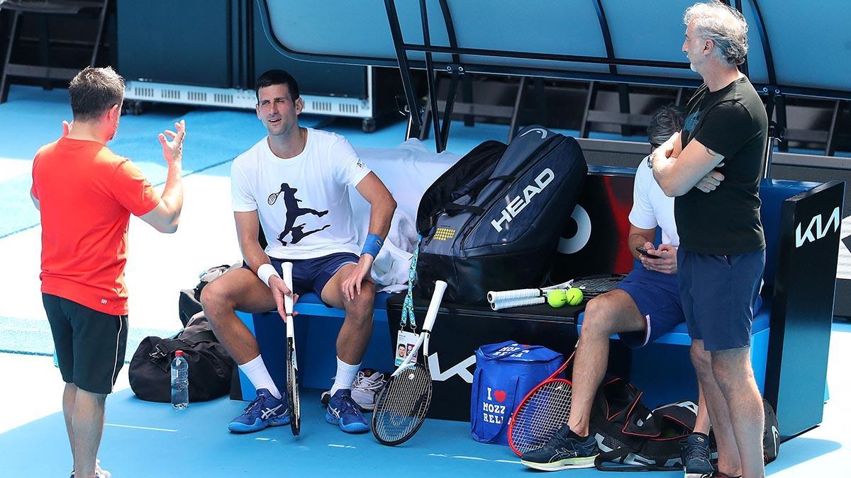 Djokovic vuelve a entrenarse en Melbourne Park por segundo día consecutivo