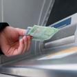Estafan 250.000 euros a 140 clientes de bancos tras robarles la cartera.