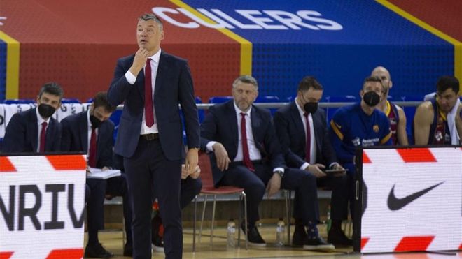 Jasikevicius, siguiendo el partido ante el UCAM Murcia Jasikevicius, siguiendo el partido ante el UCAM Murcia