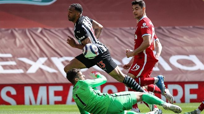 El Newcastle y el Liverpool en un partido reciente El Newcastle y el Liverpool en un partido reciente