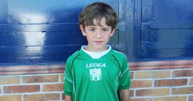 Gavi inició en La Liara Balompié, un club de su localidad natal y posteriormente en la cantera del Betis hasta que en la temporada 14/15, como alevín, fichó por el Barcelona