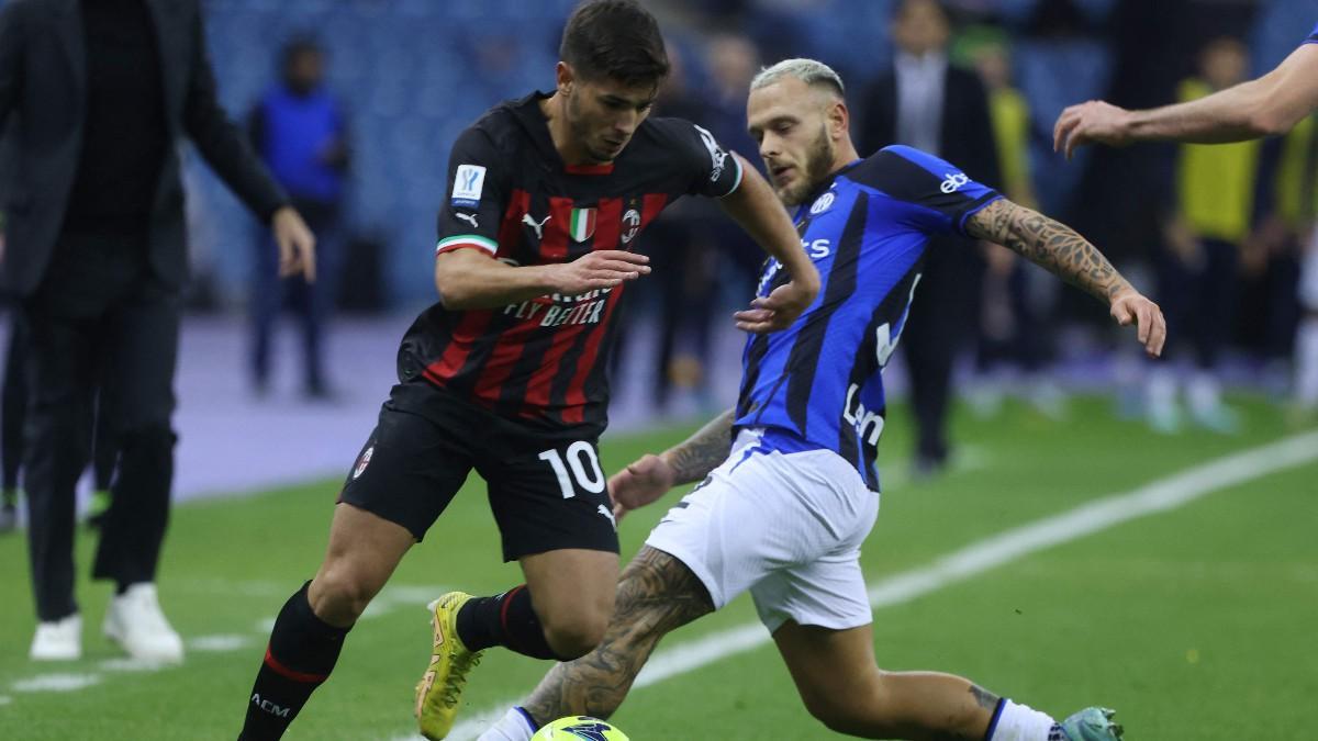 Brahim Diaz supera a Federico Dimarco durante un partido entre el Milan y el Inter