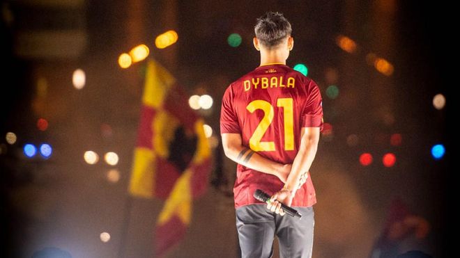 10.000 ‘tiffosi’ del Roma arropan a Dybala en su presentación