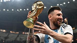 ¡No hay mejor manera de describir este Mundial! Así se paseó Leo Messi por el campo con la copa del mundo