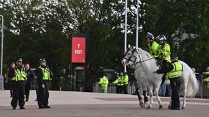 Una patrulla de policía en el exterior del estadio antes de un partido de fútbol de la Premier League