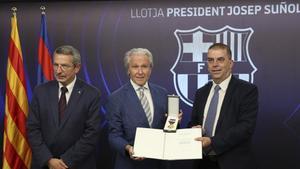 Pau Vilanova, Ramon Alfonseda y Barnabás Kovács en el momento cumbre del acto: entrega de la distinción de La Cruz de Oro del Mérito de Hungría