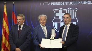 Pau Vilanova, Ramon Alfonseda y Barnabás Kovács en el momento cumbre del acto: entrega de la distinción de La Cruz de Oro del Mérito de Hungría Pau Vilanova, Ramon Alfonseda y Barnabás Kovács en el momento cumbre del acto: entrega de la distinción de La Cruz de Oro del Mérito de Hungría