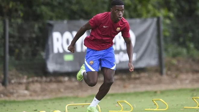 Ilaix Moriba, durante el entrenamiento del Barça B en la Vall den Bas Ilaix Moriba, durante el entrenamiento del Barça B en la Vall den Bas