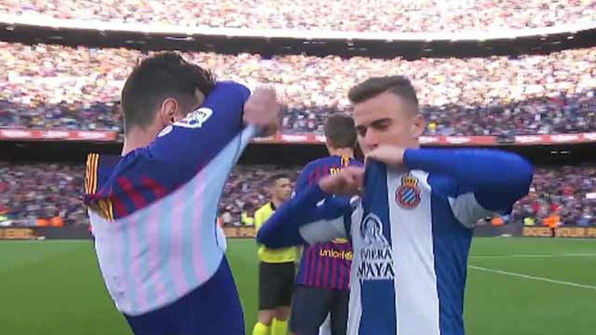 Adrián Pedrosa no dudó en intercambiarse la camiseta con Messi nada más terminar el partido