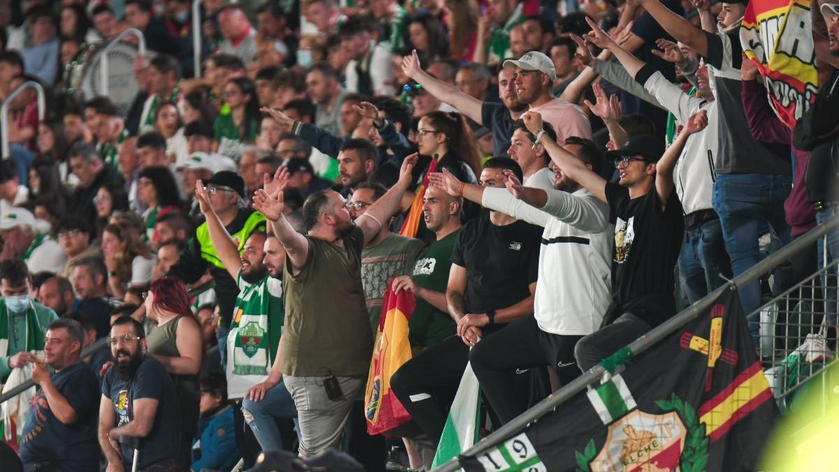La afición del Elche celebra la permanencia en el descanso