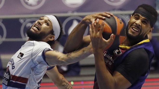 Kassius Robertson lucha por un balón con Brandon Davies, en el partido de ida Kassius Robertson lucha por un balón con Brandon Davies, en el partido de ida