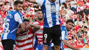 Lance de partido entre el Granada y el Espanyol