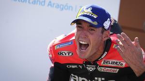 Aleix Espargaró celebra su podio de Aragón, que le relanza en la batalla por el título
