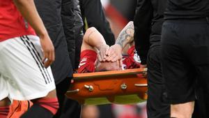 Antony se retira en camilla tras caer lesionado durante el partido Manchester United - Chelsea