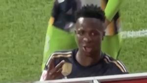Vinicius se dirige a la grada de Montilivi con los goles del Madrid