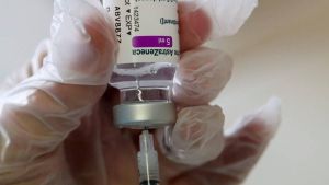 España administrará la vacuna de AstraZeneca solo a mayores de 60 años España administrará la vacuna de AstraZeneca solo a mayores de 60 años