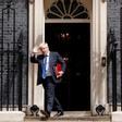 Boris Johnson sale de su residencia en Downing Street.