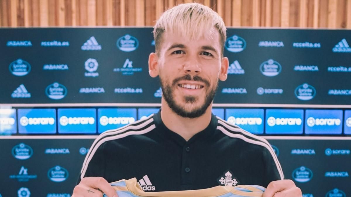 Carles Pérez posa con la camiseta del Celta Carles Pérez posa con la camiseta del Celta
