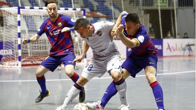 Sergio Lozano marcó el 1-0 tras robar esta pelota Sergio Lozano marcó el 1-0 tras robar esta pelota