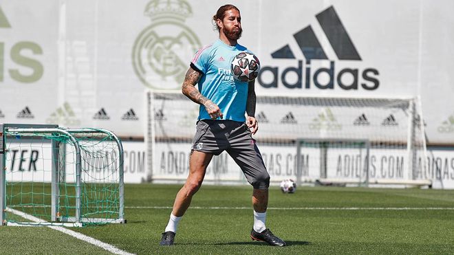 Sergio Ramos se ejercitó con balón sobre el césped Sergio Ramos se ejercitó con balón sobre el césped