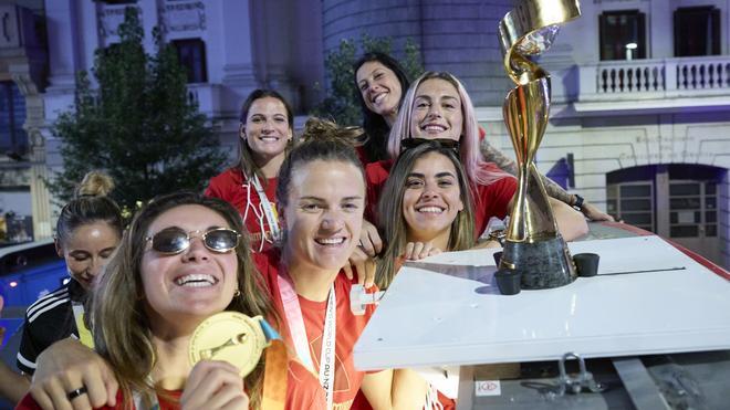 La selección española femenina entrega el Mundial a la afición de Madrid