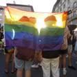 Dos personas con una bandera durante una manifestación por el Orgullo LGTBI.