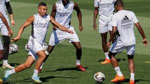 Un sonriente Casemiro entrena con el Real Madrid