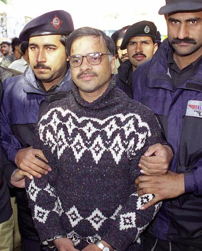 Javed Iqbal Umayr, conocido por el alias de El monstruo de Lahore fue un pederasta y asesino serial pakistaní, que violó y asesinó a 100 niños varones y adolescentes. Fue condenado a justicia retributiva, en pocas palabras, fue condenado a ser estrangulado, desmembrado y luego disuelto en ácido, tal como hizo con sus víctimas