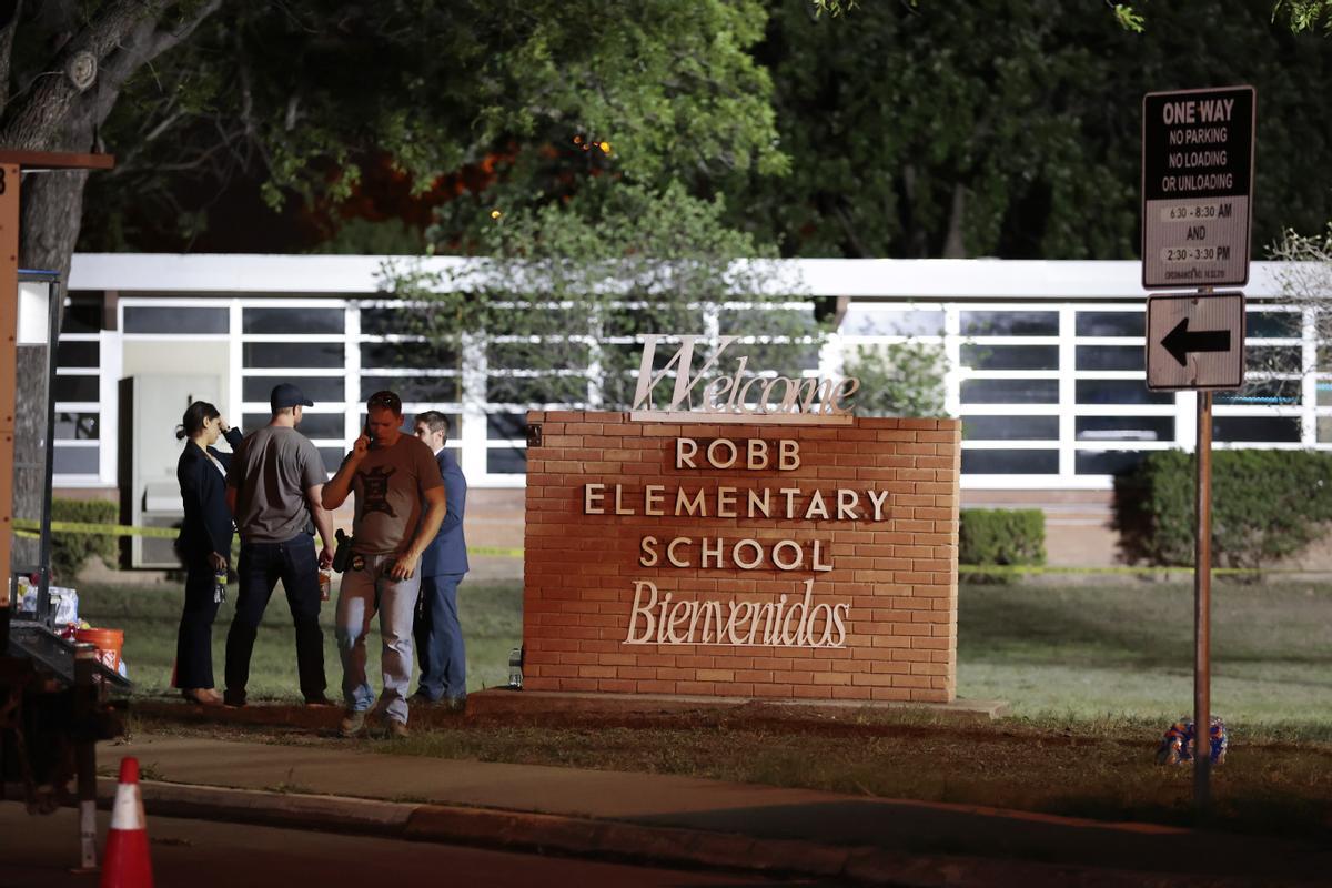 Uvalde suspende a todos los guardianes de la escuela de un tiroteo en Texas