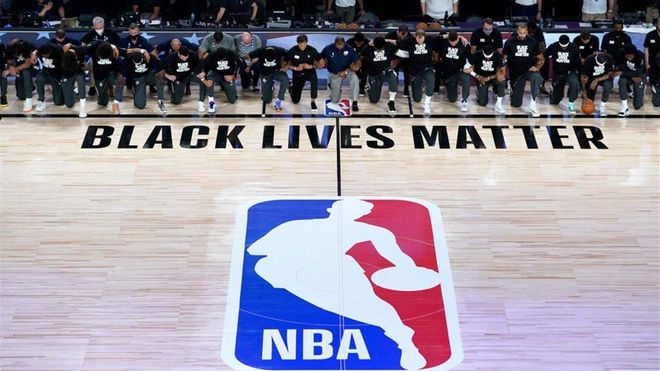 Un gesto para reivindicar la lucha contra el racismo Un gesto para reivindicar la lucha contra el racismo