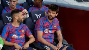 Jordi Alba y Piqué, en el banquillo del Barça