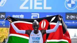 Kipchoge bate su propio récord del mundo