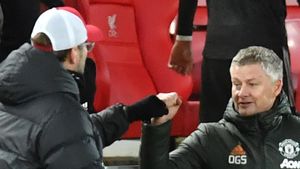 Klopp y Solskjaer saludándose en Anfield Klopp y Solskjaer saludándose en Anfield