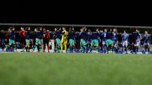 Las jugadoras del Alhama y del Levante saludándose antes del partido.