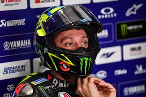 Rossi ajustándose su casco en el box Rossi ajustándose su casco en el box