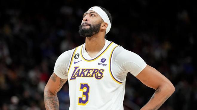 Lakers aceleran hacia el ‘play-in’ en la gran noche de Curry, Klay y Brunson