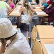 Unos alumnos realizan un examen en la Universidad Complutense de Madrid.