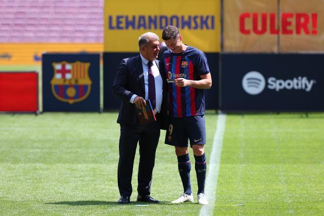 El Camp Nou vibró con la presentación de Lewandowski