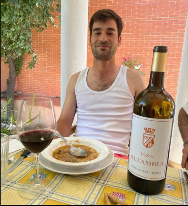 Manu Trigueros sorprendió con su camiseta interior, su vino y su cocido en vacaciones