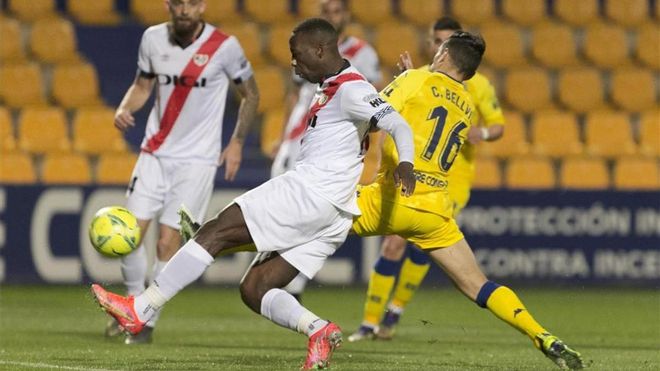 Luis Advíncula, durante un partido del Rayo Vallecano esta temporada. Luis Advíncula, durante un partido del Rayo Vallecano esta temporada.