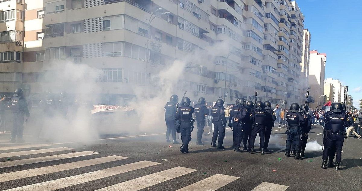 Agentes de la Policía en los disturbios de este martes en Cádiz Agentes de la Policía en los disturbios de este martes en Cádiz