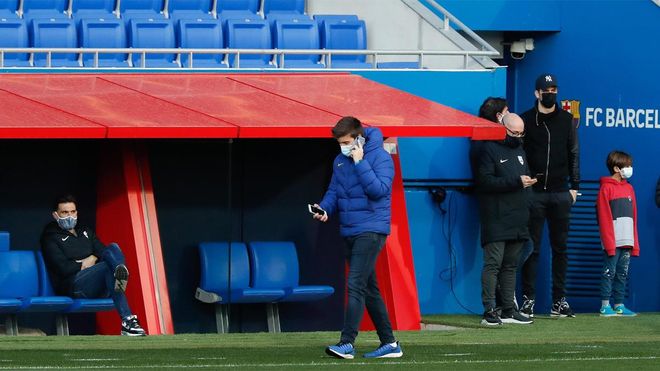 Eder Sarabia (banquillo) y Gerard Piqué (derecha, de pie) en el Estadi Johan Cruyff para el Barça B - Andorra Eder Sarabia (banquillo) y Gerard Piqué (derecha, de pie) en el Estadi Johan Cruyff para el Barça B - Andorra
