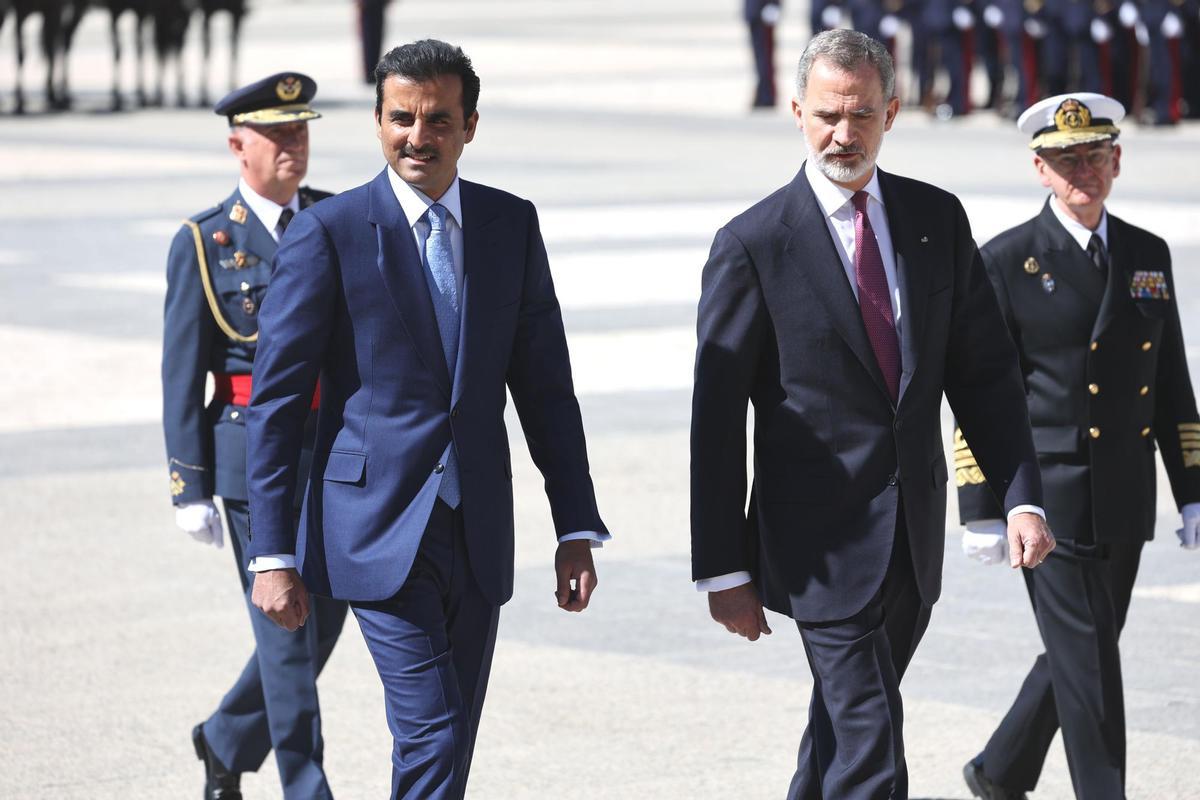 Los reyes reciben con honores militares al emir de Qatar y a su mujer