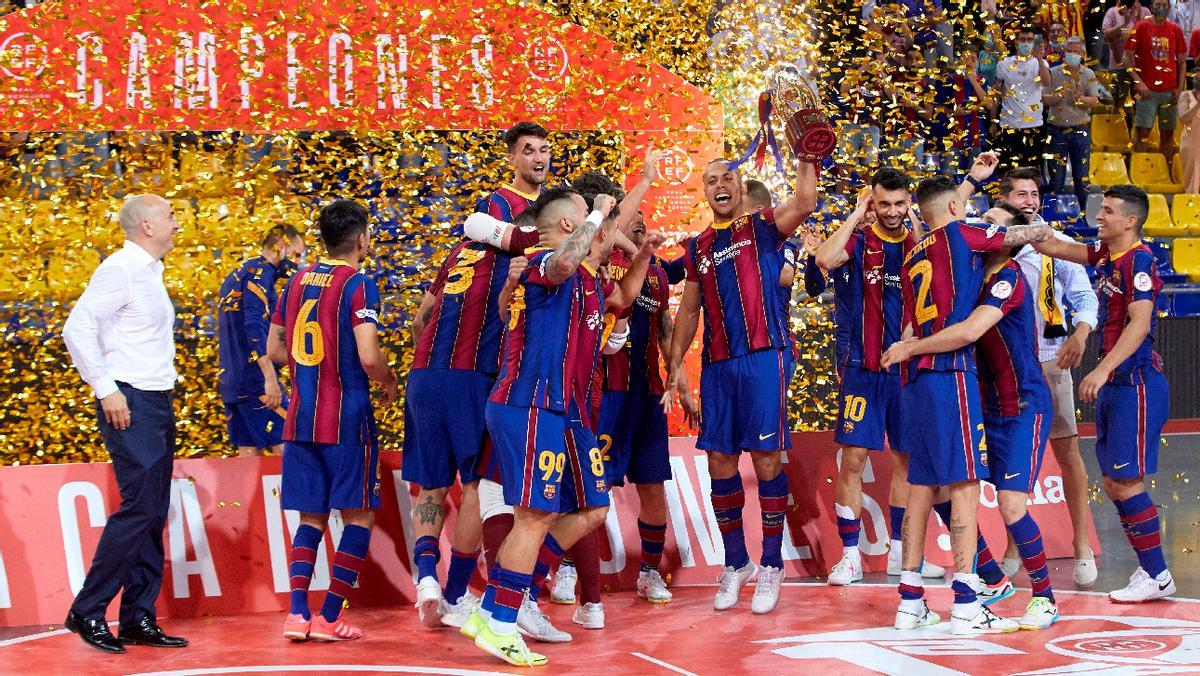 El Barça de fútbol sala celebra el título de liga