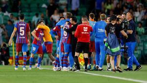 El cuerpo técnico y el banquillo del Barça celebra el tanto de Jordi Alba frente al Betis