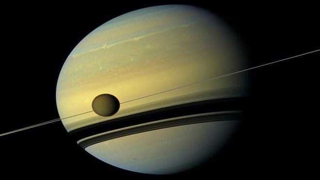 La luna de Saturno parece alejarse del planeta La luna de Saturno parece alejarse del planeta
